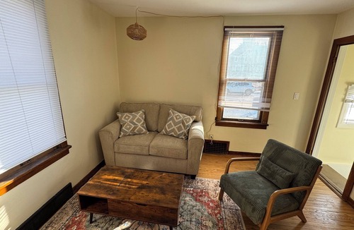 Sycamore House | Charming 2-bedroom house with WiFi, AC in adorable Sycamore