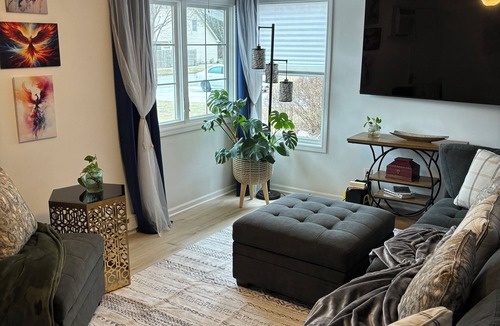 Aurora House | Charming 2-bedroom house with Feather Theme , WiFi in excellent Aurora