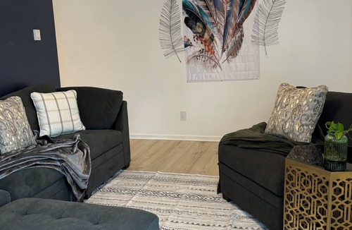 Aurora House | Charming 2-bedroom house with Feather Theme , WiFi in excellent Aurora