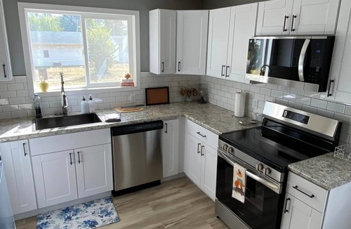 Sesser House | Charming 2-bedroom house with WiFi and AC in quaint Sesser near Rend Lake