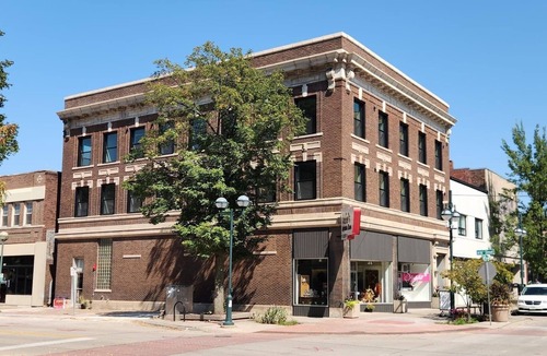 Moline Apartment | Charming 2-bedroom loft apartment in wonderful downtown Moline with AC, WiFi