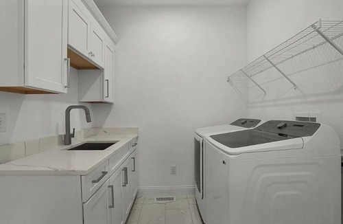 Grafton House | Charming 2-bedroom townhome with a cozy fireplace in the heart of Grafton