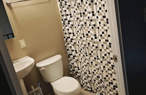 Lindenwood House | Charming 2-bedroom townhome in fabulous Normal with WiFi, AC