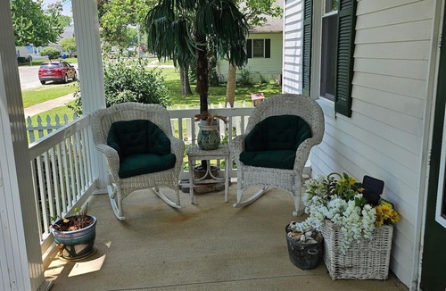 Carlyle House | Charming 2-bedroom, two bathroom house in Carlyle, pets welcome!
