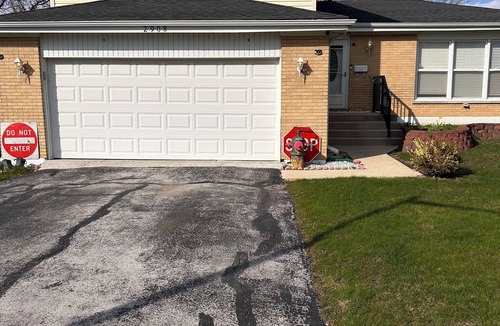 Homewood House | Charming 2-bedroom house with WiFi in peaceful Hazel Crest