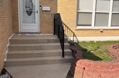 Homewood House | Charming 2-bedroom house with WiFi in peaceful Hazel Crest