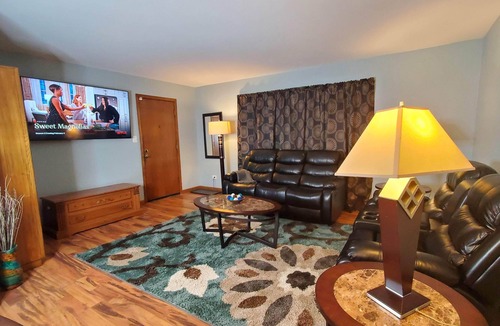 Palos Hills Apartment | Charming 2-Bedroom Apt. King Bed, Desk, Fast WiFi, A/C, Near Hospitals