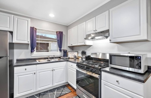 University Park House | Charming 2-bedroom house in amazing Park Forest with WiFi, AC