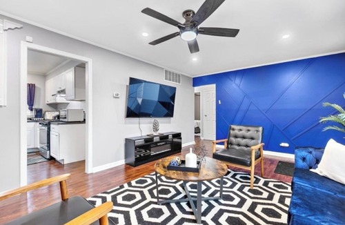 University Park House | Charming 2-bedroom house in amazing Park Forest with WiFi, AC