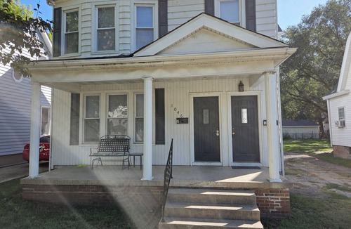 Springfield House | Charming 2-bedroom duplex in brilliant Springfield with AC