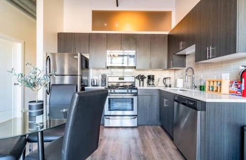 Near South Side Apartment | Charming 2BR Apartment with Skyline view, Optional Parking & Gym Access Near McCormick Place, Lakefront and Soldier Field