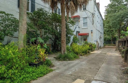 Harleston Village Apartment | Charming 2BR Historic Kitchen House Steps from Colonial Lake & King Street