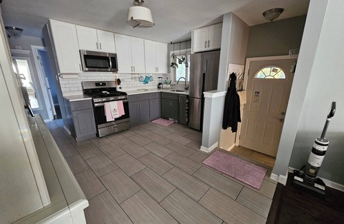 East Side House | Charming 3-bedroom 1 bathroom bungalow in cool Chicago with AC friendly family