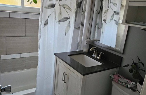 East Side House | Charming 3-bedroom 1 bathroom bungalow in cool Chicago with AC friendly family