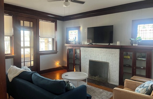 Old Norwood Park Apartment | Charming 3-bedroom apartment in the Old Norwood Park neighborhood of Chicago