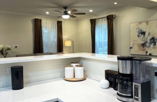 South Shore House | Charming 3-bedroom bungalow, Bonus Room Gym & Private Backyard, minutes from UC