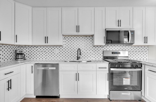 Streamwood House | Charming 3-bedroom house in Streamwood with AC, WiFi