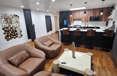 Chatham House | Charming 3-bedroom house in brilliant Chicago with WiFi, AC, plenty of sleeping.