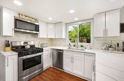 Roselle House | Charming 3-bedroom house in Roselle with Game room & fitness room