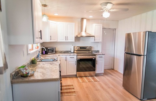 Bowen House | Charming 3-bedroom house with AC, WiFi in Bowen