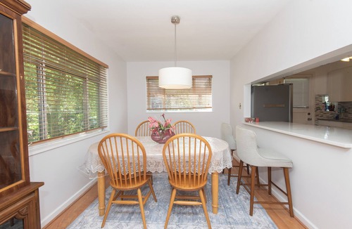 West Ridge House | Charming 3-bedroom townhome with Central AC and WiFi in lovely Chicago