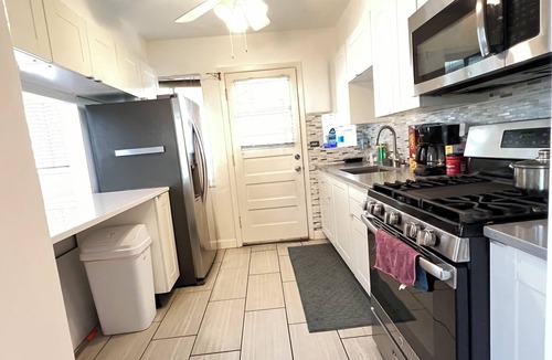 West Ridge House | Charming 3-bedroom townhome with Central AC and WiFi in lovely Chicago