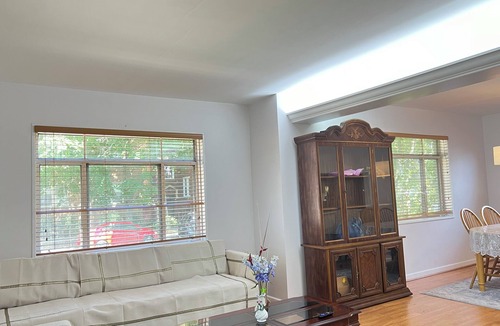 West Ridge House | Charming 3-bedroom townhome with Central AC and WiFi in lovely Chicago