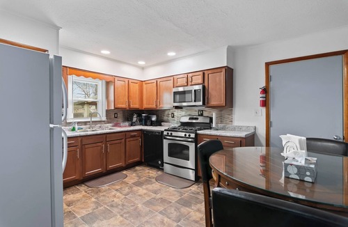 Springfield House | Charming 3-bedroom house in enchanting Springfield with Wifi, Smart TV, King Bed