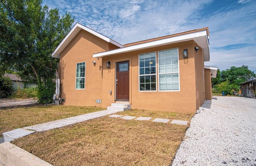 Near East Side Cottage | Charming 3br/2ba Gem Close to Downtown/Riverwalk