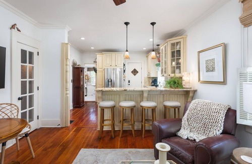 Geneva House | Charming 3BR Cottage + Garden, Walk to Downtown & Metra, Sleeps 6