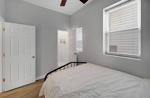 Lower West Side Apartment | Charming 4-bedroom apartment in pilsen