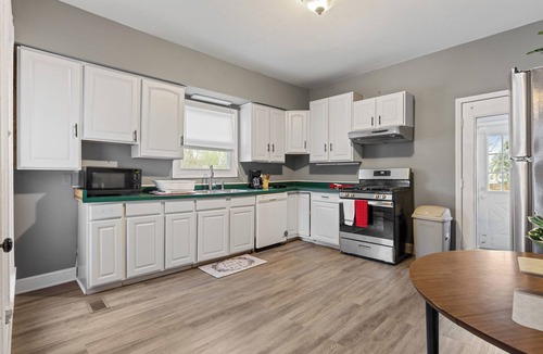 Aurora House | Charming 4-bedroom house with AC, WiFi in marvelous Aurora