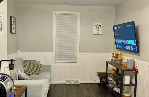 DeKalb House | Charming 4-bedroom house with WiFi and AC in DeKalb