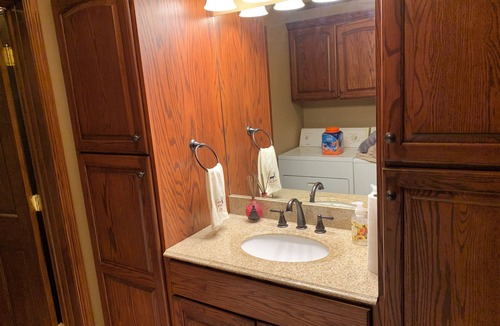 Michael Cabin | Charming 4-bedroom Sleeps 10 lodge with AC and WiFi in welcoming Nebo