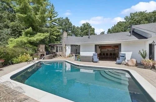Green Oaks House | Charming 4-bedroom home close to downtown Libertyville & the Navy Base!