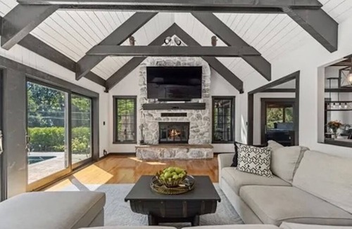Green Oaks House | Charming 4-bedroom home close to downtown Libertyville & the Navy Base!