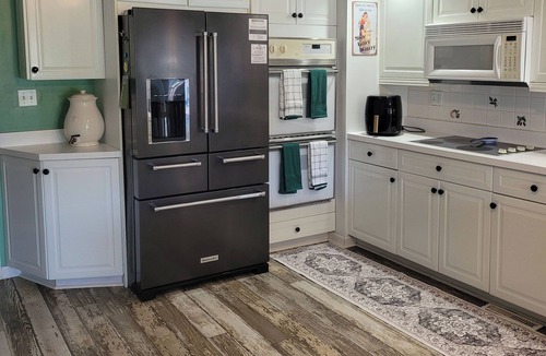 Leland Grove House | Charming 4-bedroom house in welcoming Springfield, with AC, WiFi, many amenities