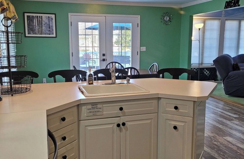 Leland Grove House | Charming 4-bedroom house in welcoming Springfield, with AC, WiFi, many amenities