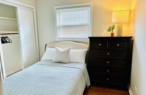 Forest Park Apartment | Charming and Convenient 3br 1ba apt - fully furnished and equipped - fast Internet
