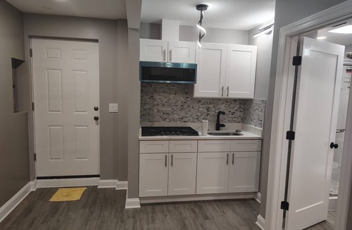 Oakland Apartment | Charming apartment with AC in vibrant Chicago. A 1-bedroom + a living room