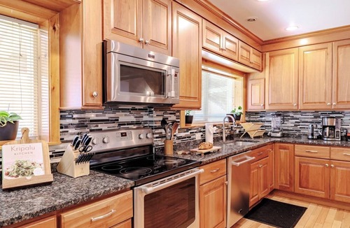 Williamstown House | Charming Berkshire Retreat-Minutes to Williamstown