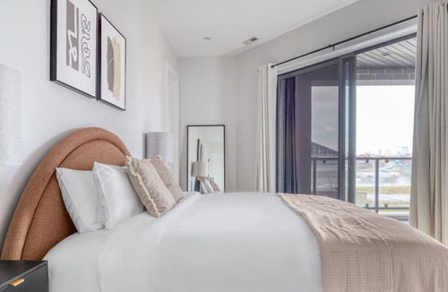 Bucktown Apartment | Charming Bucktown 2BR nr I-90, by Blueground