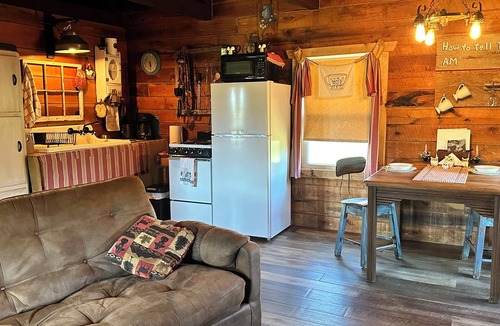 Hardin County Cabin | Charming cabin near Garden of the Gods