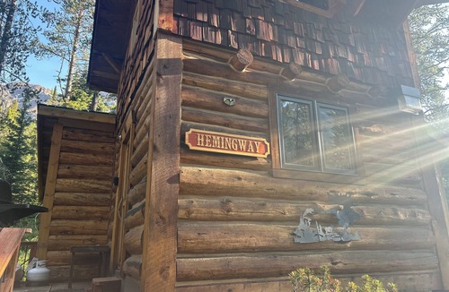 Cooke City-Silver Gate Cabin | Charming cabin with WiFi in Silver Gate/Cooke City