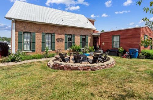 Glasgow House | Charming Carroll Cottage in Historic Downtown Glasgow, KY