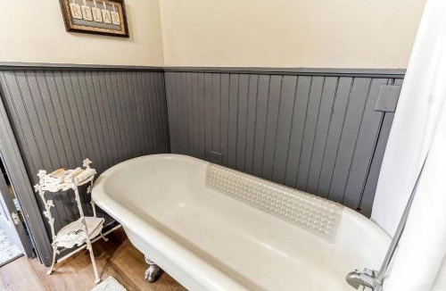 Glasgow House | Charming Carroll Cottage in Historic Downtown Glasgow, KY
