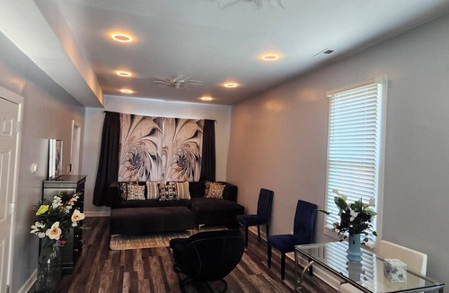 Greater Grand Crossing Apartment | Charming Chicago 3-bed/1 Bath Apartment. Extend Stay Discount