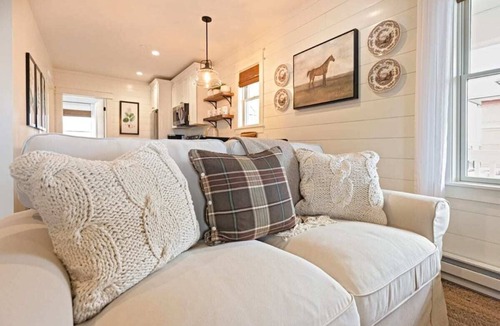 West Dundee Apartment | Charming Downtown Farmhouse Apartment #2