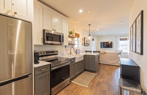 West Dundee Apartment | Charming Downtown Farmhouse Apartment #2