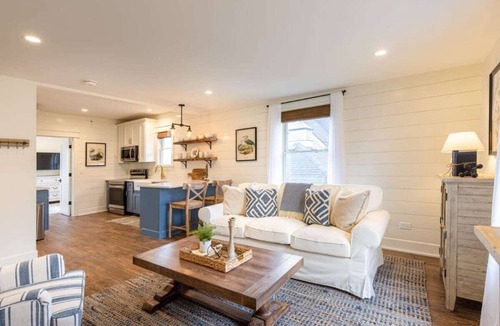 West Dundee Apartment | Charming Downtown Farmhouse Apartment #3